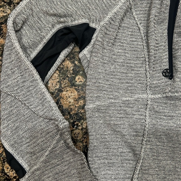 Lululemon Base Runner Half-Zip Pull-Over - Picture 4 of 9